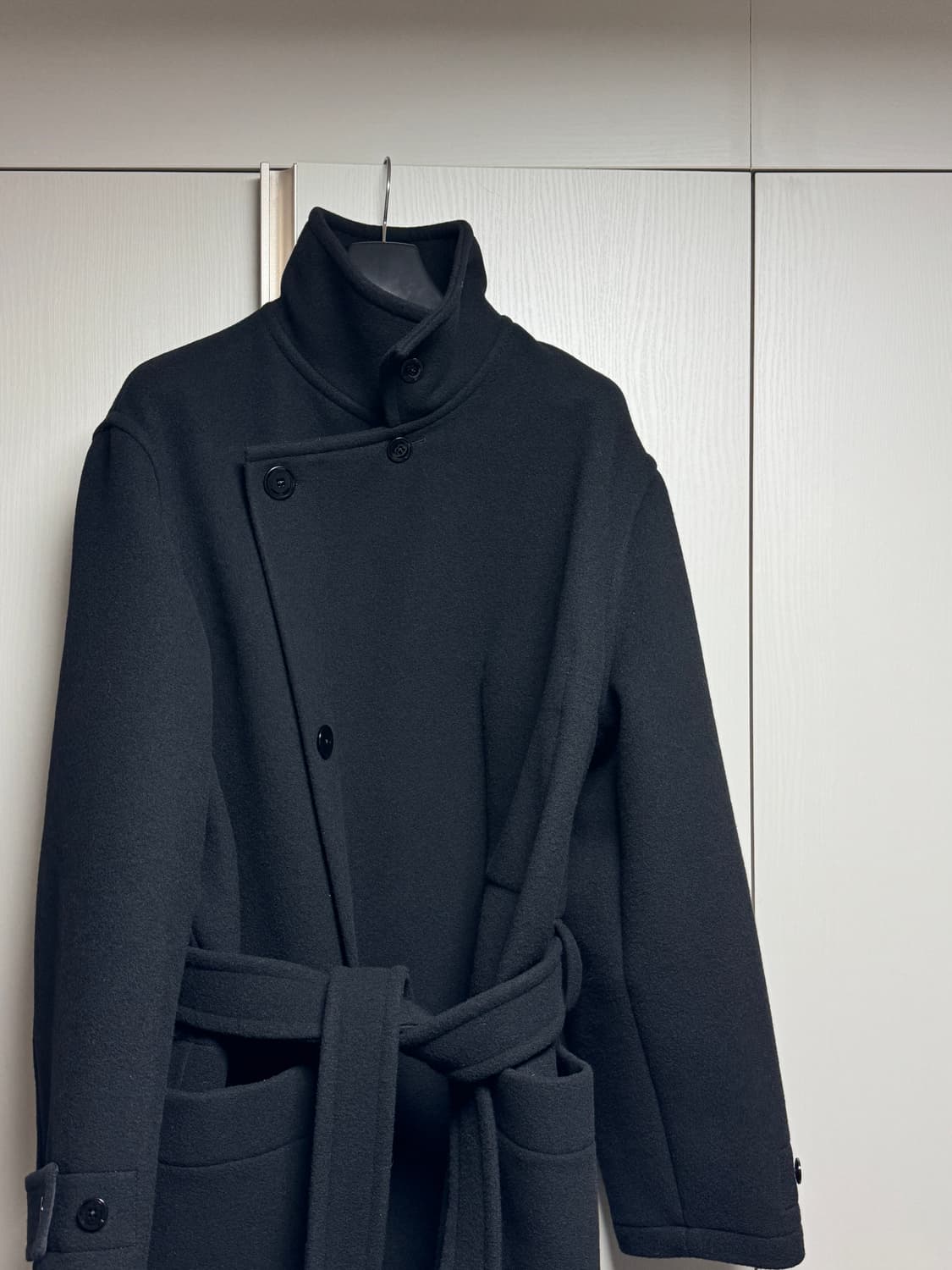 [새상품] 르메르 25FW 랩코트 블랙 L 상품이미지1