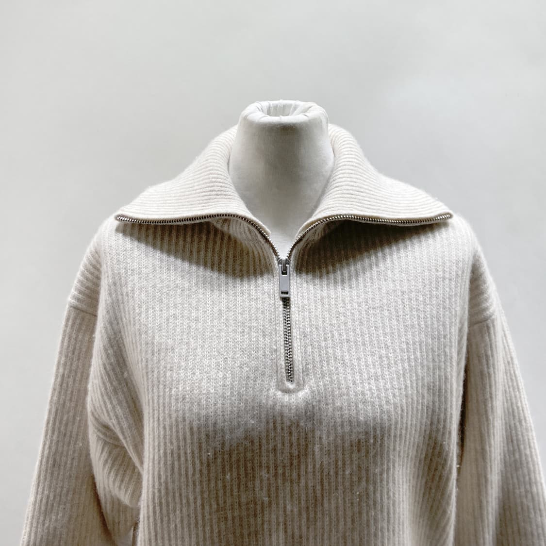 무신사스탠다드 2022 여성크롭반집업니트 S  상품이미지2