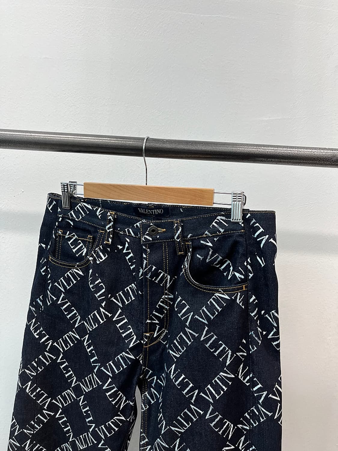 32) 발렌티노 레터링 청바지  상품이미지4