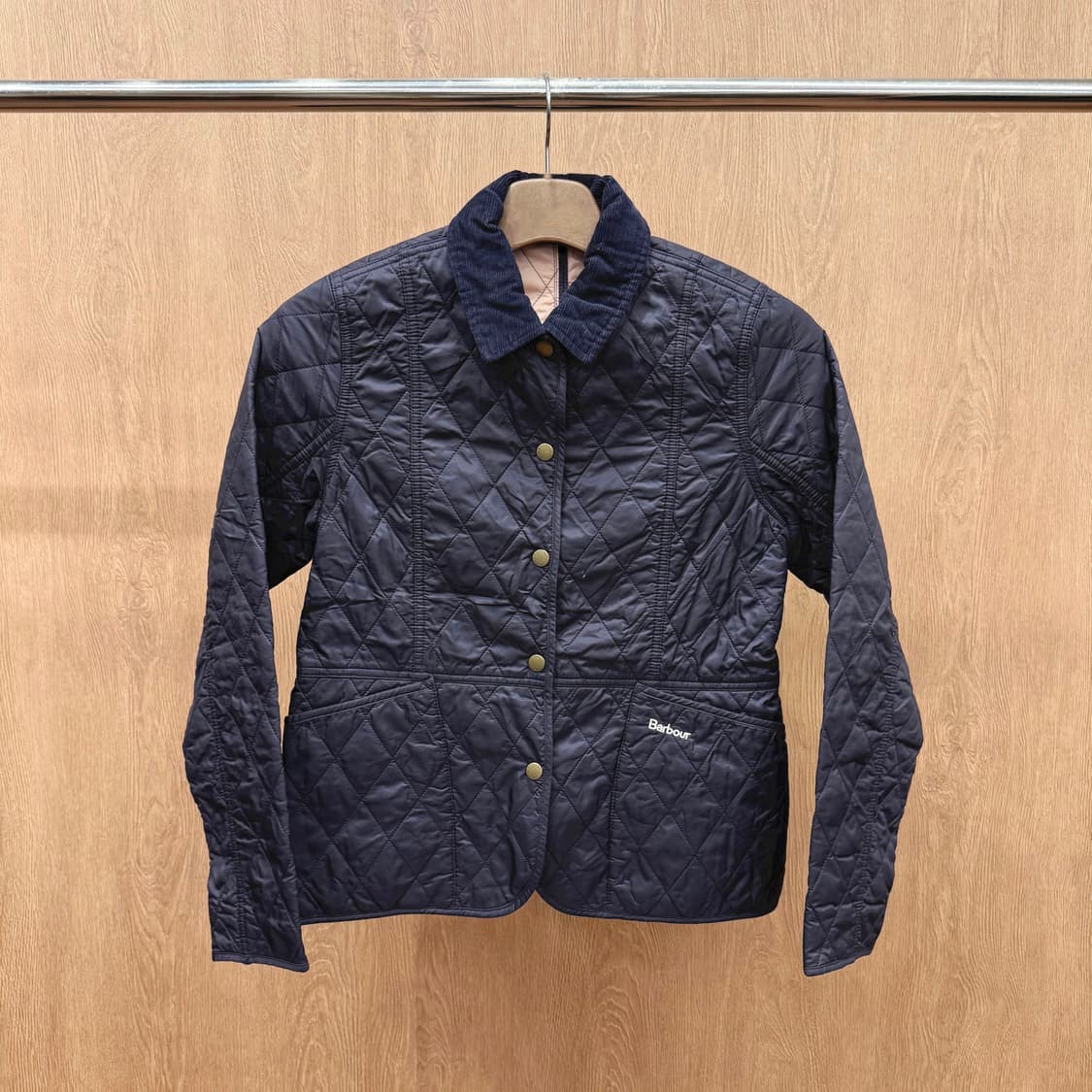 바버 퀄팅 자켓 스냅버튼 코듀로이 카라 포켓 디테일 슬림핏 네이비 상품이미지2