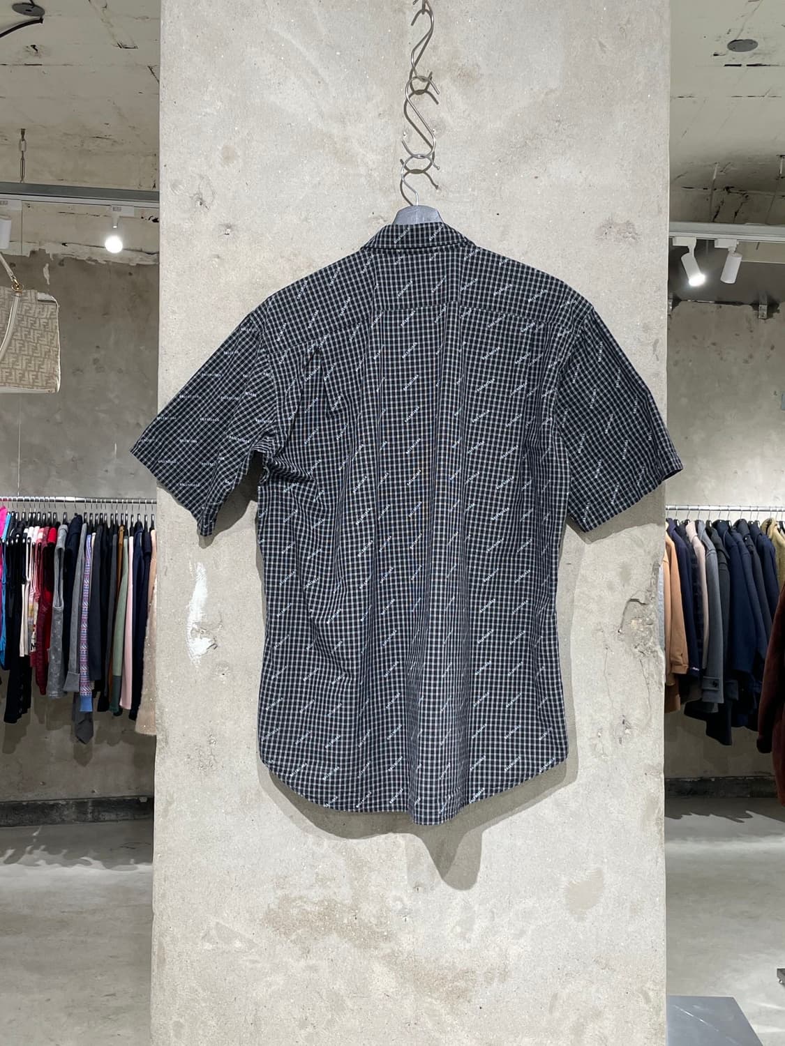 발렌시아가 블랙 로고 싱글 포켓 체크 하프 셔츠 상품이미지6