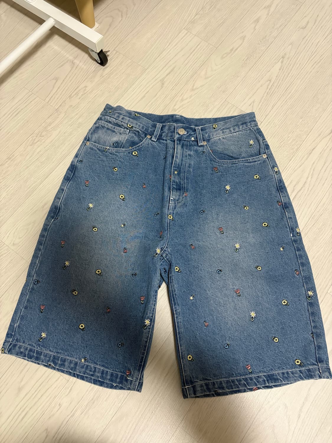 위캔더스 키치 꽃자수 버뮤다 데님팬츠 청 반바지 상품이미지1