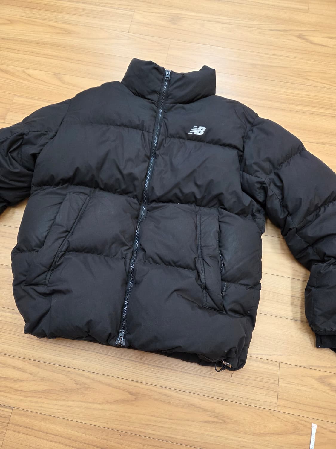 뉴발란스 블랙 패딩 사이즈는 100입니다. 충전재는 거위털이라서 엄청 따 상품이미지1