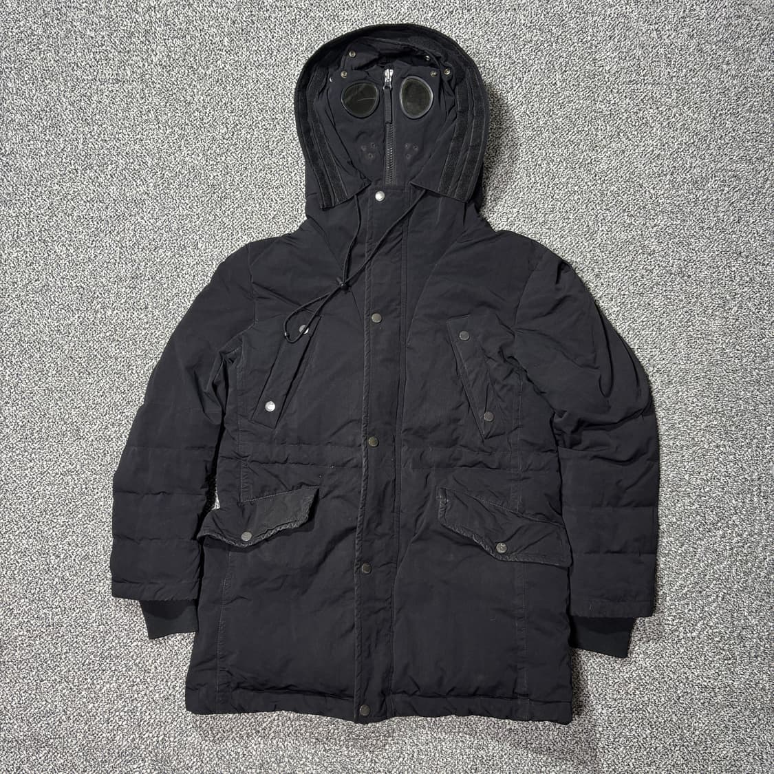 CP 컴퍼니 렌즈 다운 패딩 블랙 (105) 상품이미지1