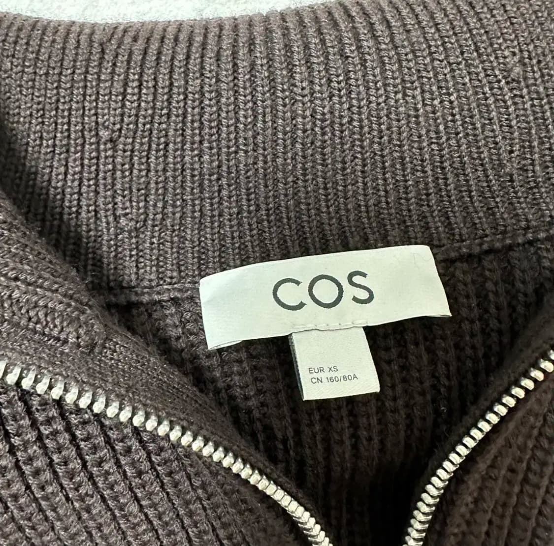 코스 하프집 스웨터 브라운 상품이미지3