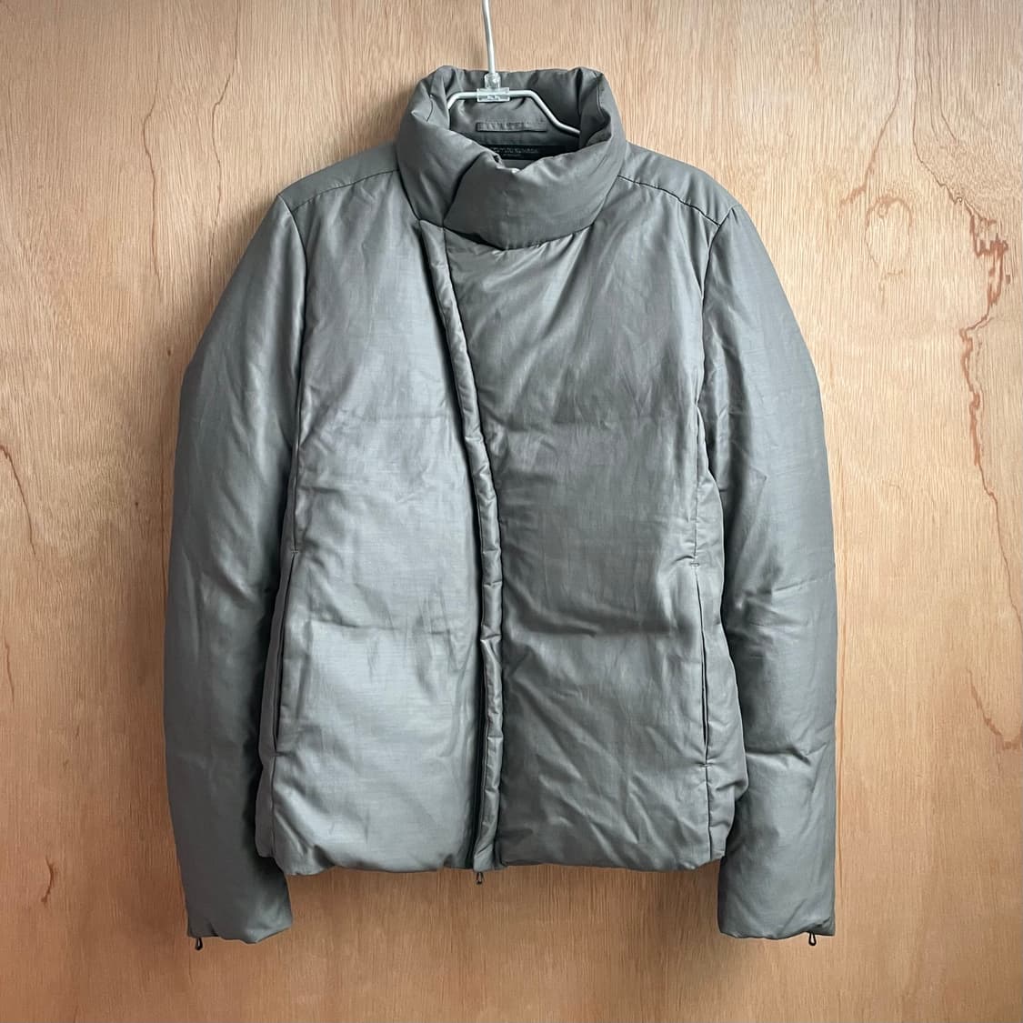 카즈유키쿠마가이 사선 집업 패딩 자켓 상품이미지1