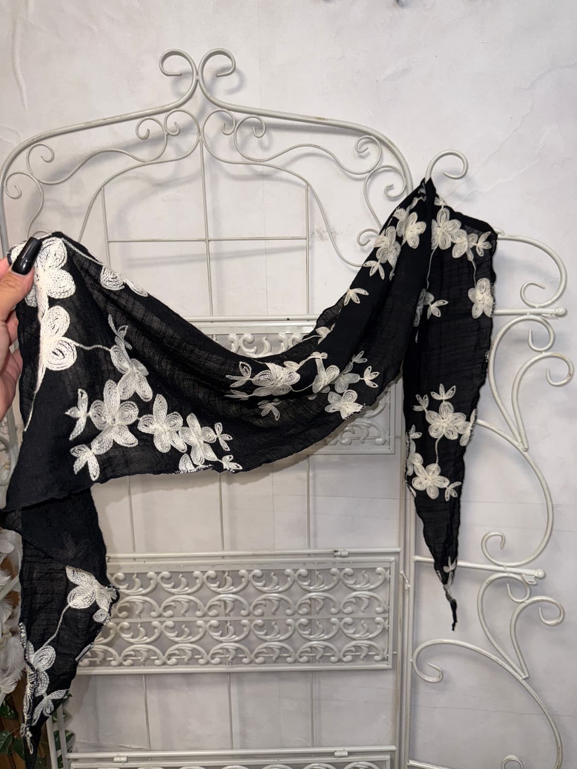 Black & white flower embroidered scarf 상품이미지2