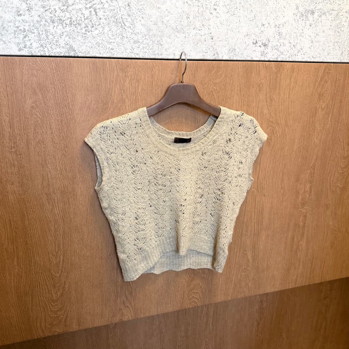 빈티지 라운드넥 슬리브리스 니트 베스트 펀칭 디테일 베이지 상품이미지1