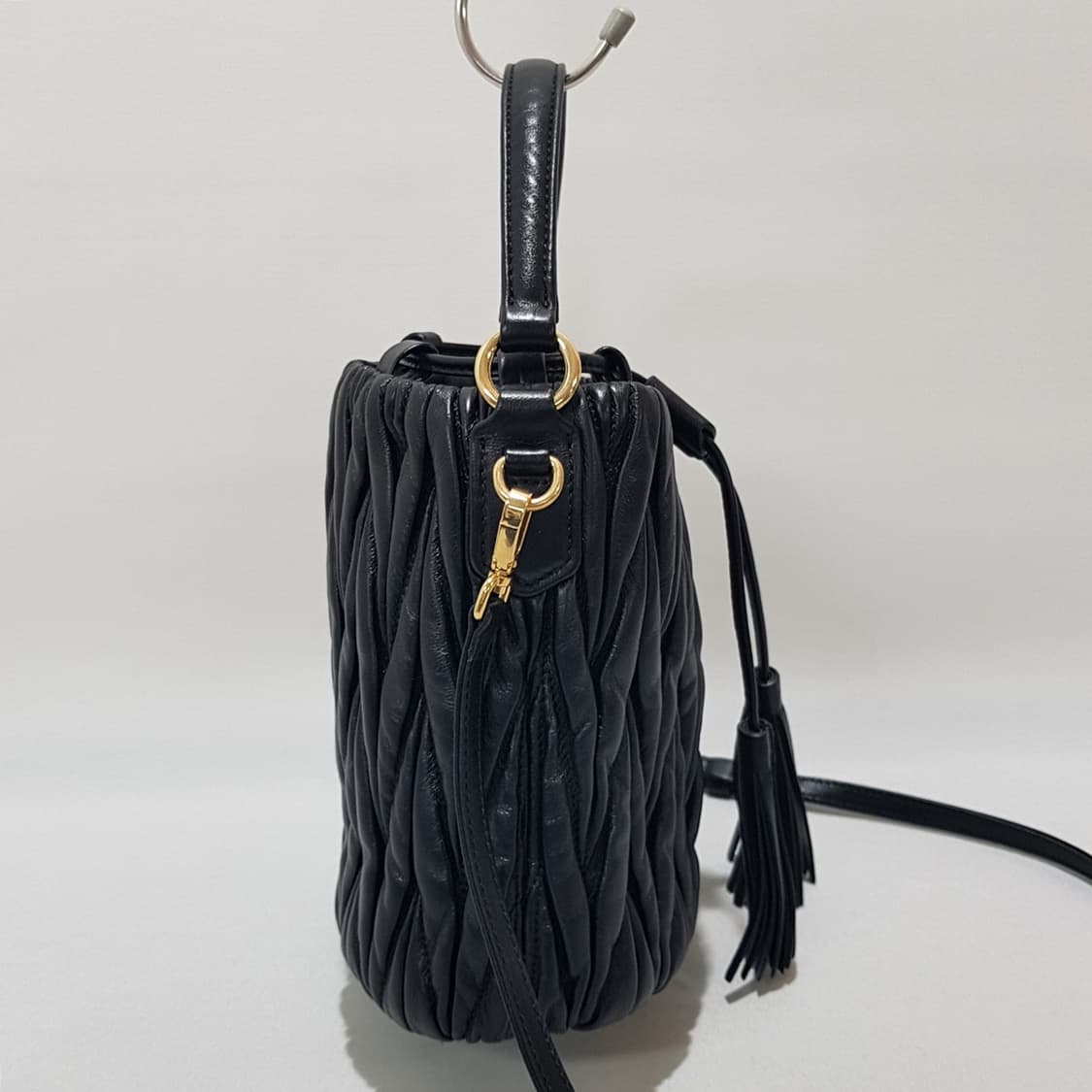 미우미우 마테라쎄 나파 레더 버킷백 5BE085 상품이미지3