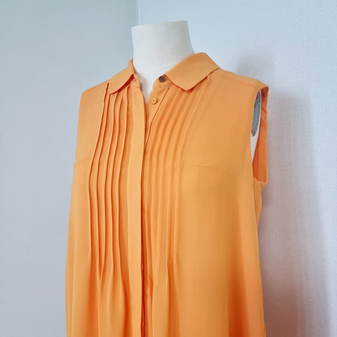 케네스레이디 언발란스 슬리브리스 블라우스 (55) 상태최상/1회착 상품이미지4