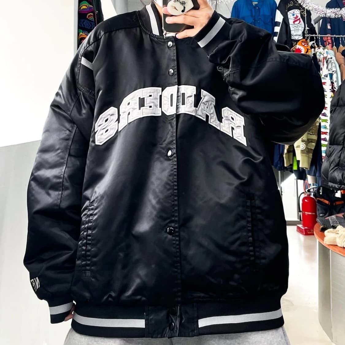 NFL 오클랜드 레이더스 아치 로고 블랙 사틴 바시티 점퍼 PN5733 상품이미지5