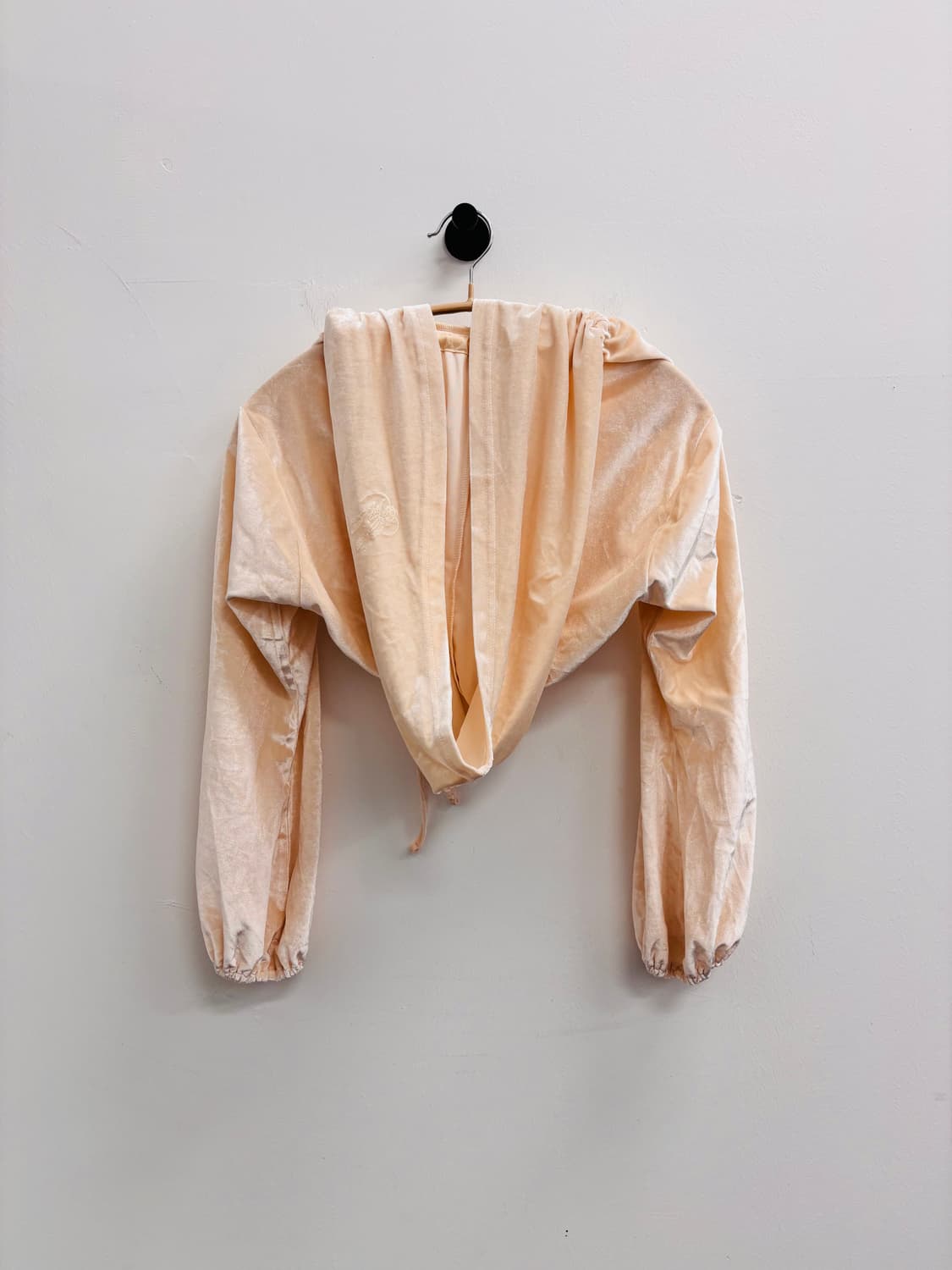 스컬프터(SCULPTOR) 벨벳 셔링 후드 볼레로 크롭 탑 아이보리 상품이미지4