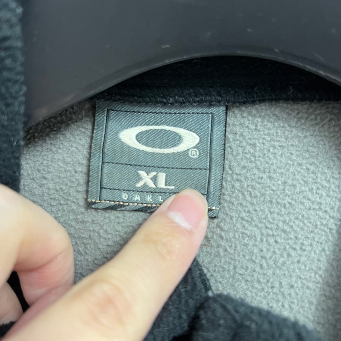 오클리 아이콘로고 배색 플리스 집업 자켓 블랙 상품이미지4