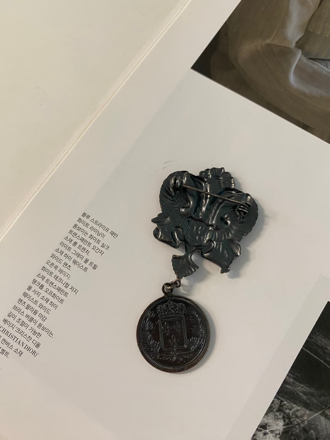 빈티지 메달 드롭 브로치 상품이미지3