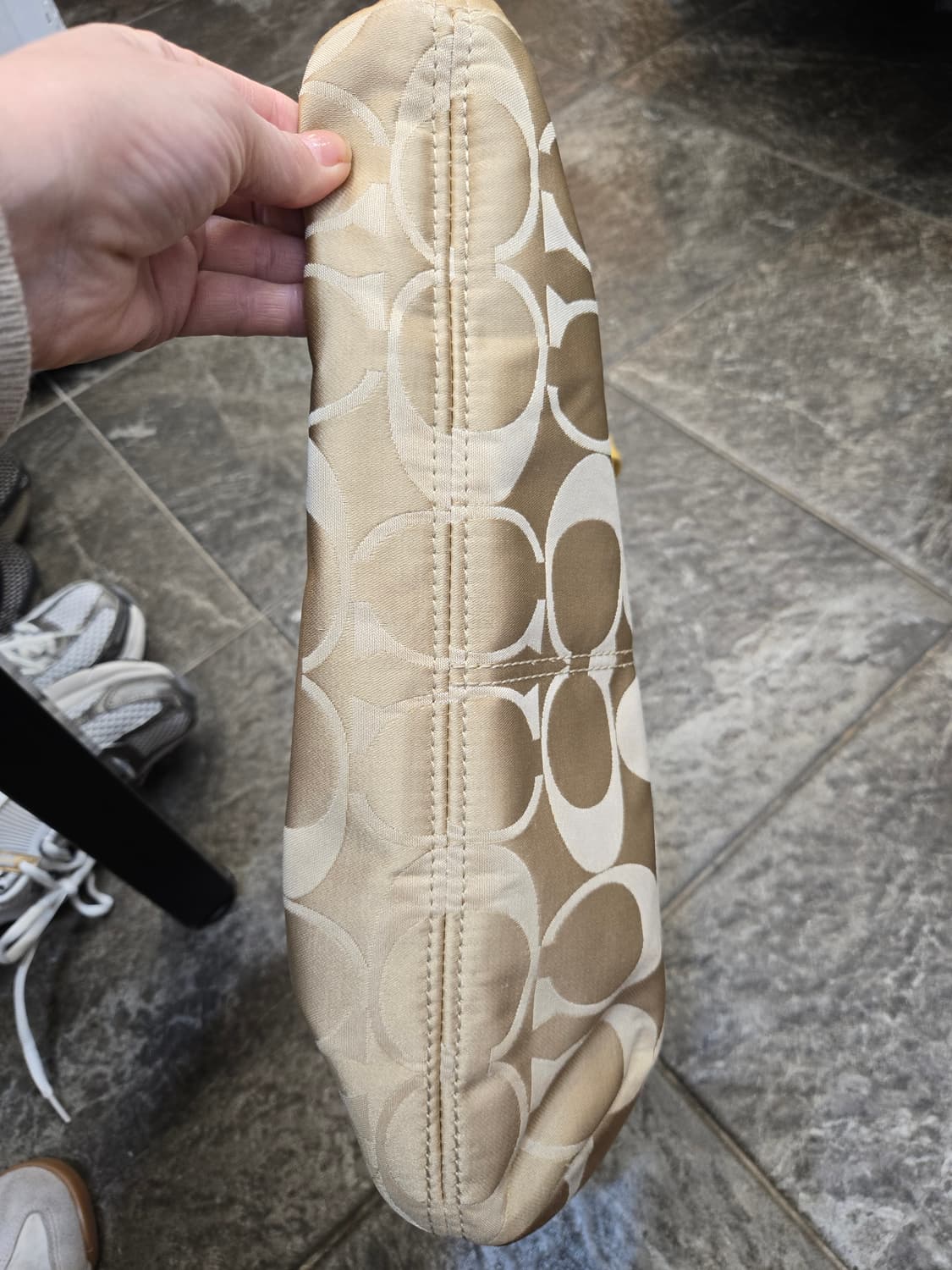 코치 시그니처 숄더백 베이지 옐로우 상품이미지4