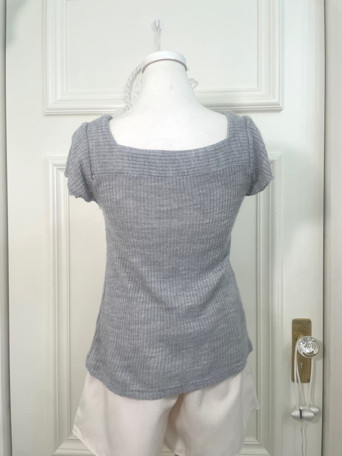 gray button point square-neck knit top 상품이미지3