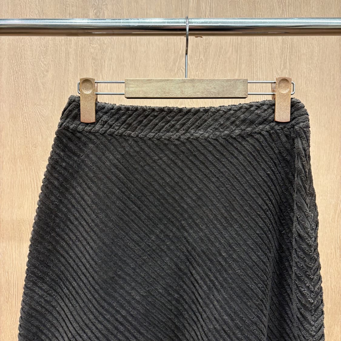 아르마니 진스 미니 스커트 코듀로이 사선 텍스처 패턴 지퍼 디테일 브라운 상품이미지4