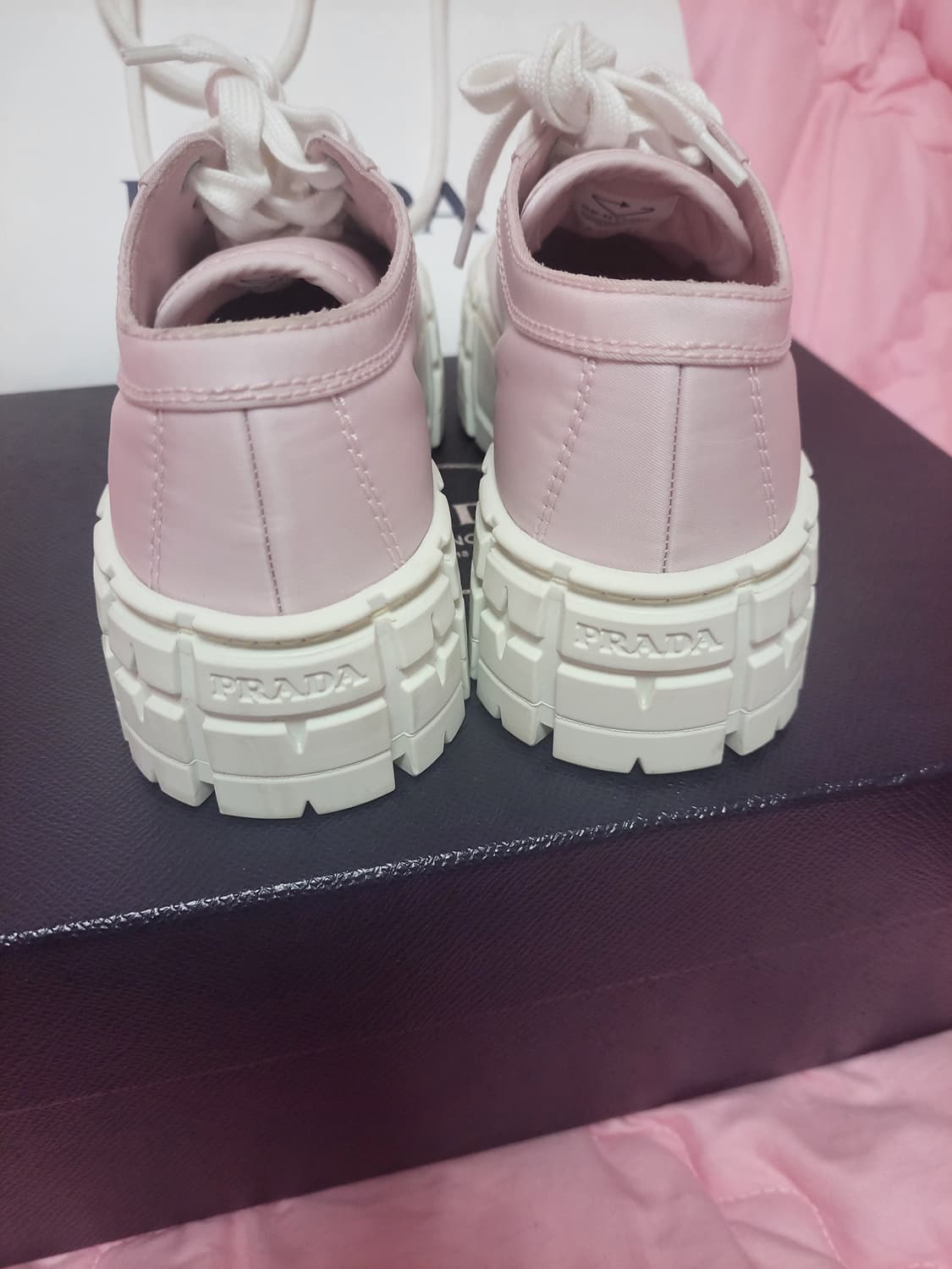 정품)급처1번신은상태최상!프라다 핑크 삼각로고 더블힐 개버딘스니커즈운동화 상품이미지4