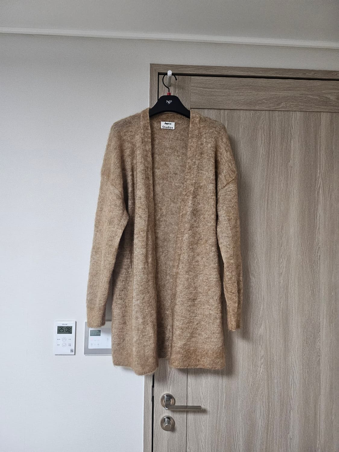 Acne Studios 베이지 니트 롱 가디건 상품이미지1