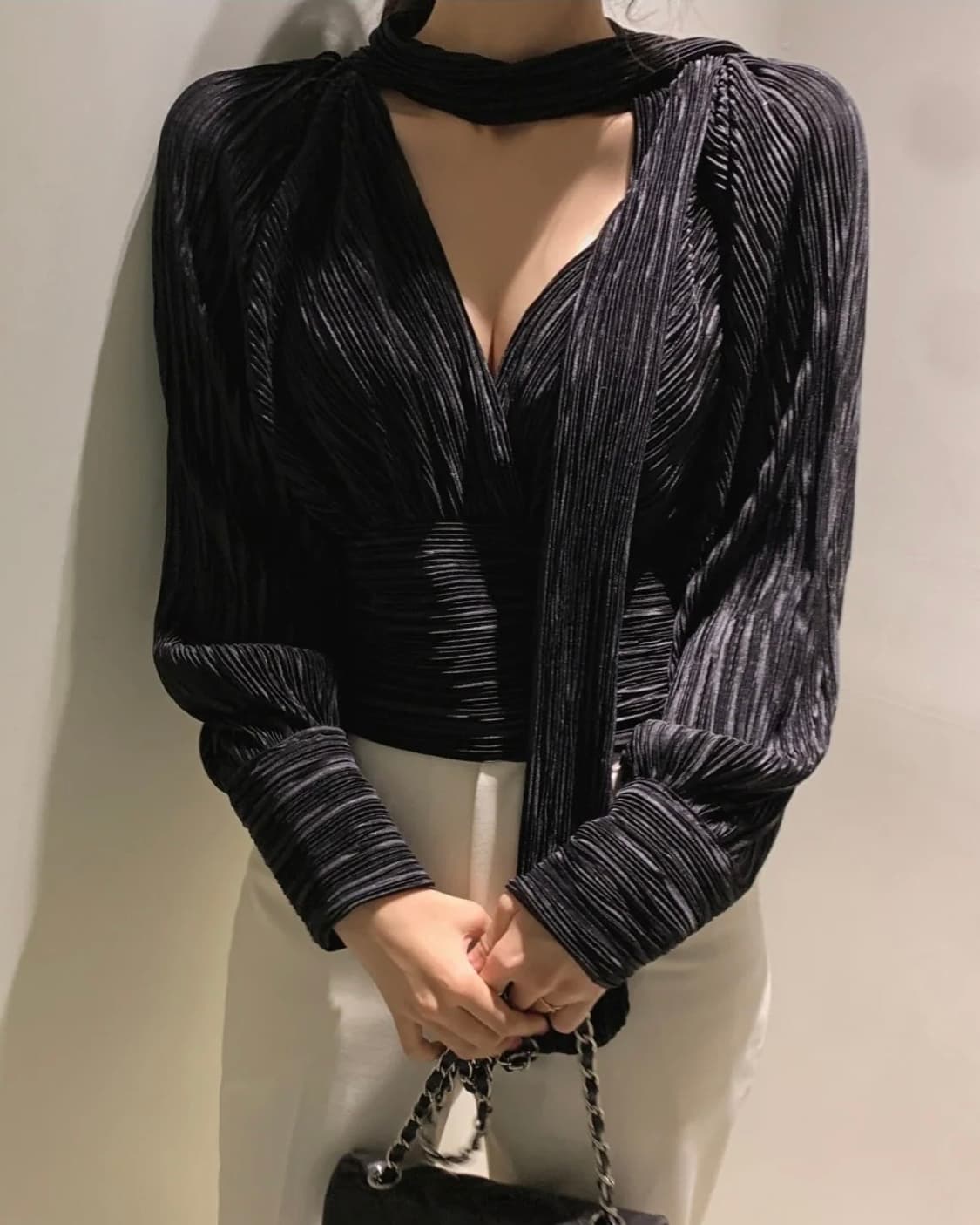 러브썸원 플리츠 스카프 랩 블라우스 - 블랙 (하객룩·연말룩 추천) 상품이미지3