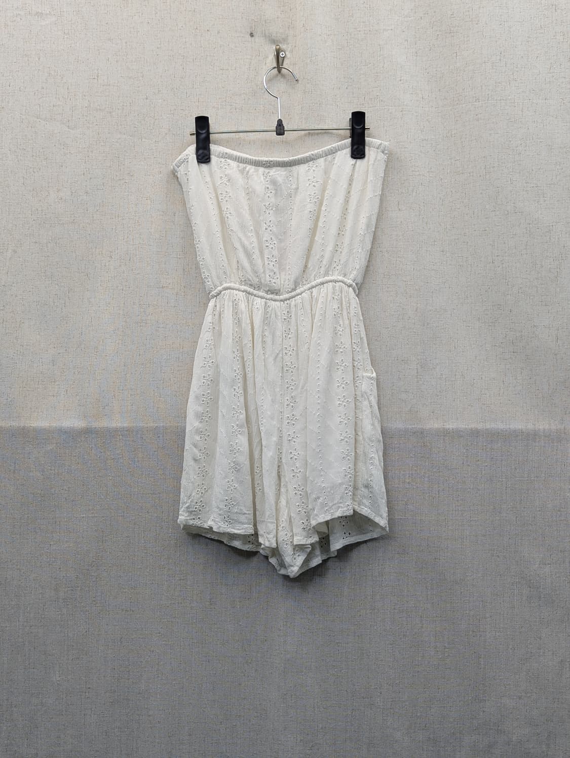 Hollister 화이트 펀칭 튜브탑 점프수트 상품이미지2