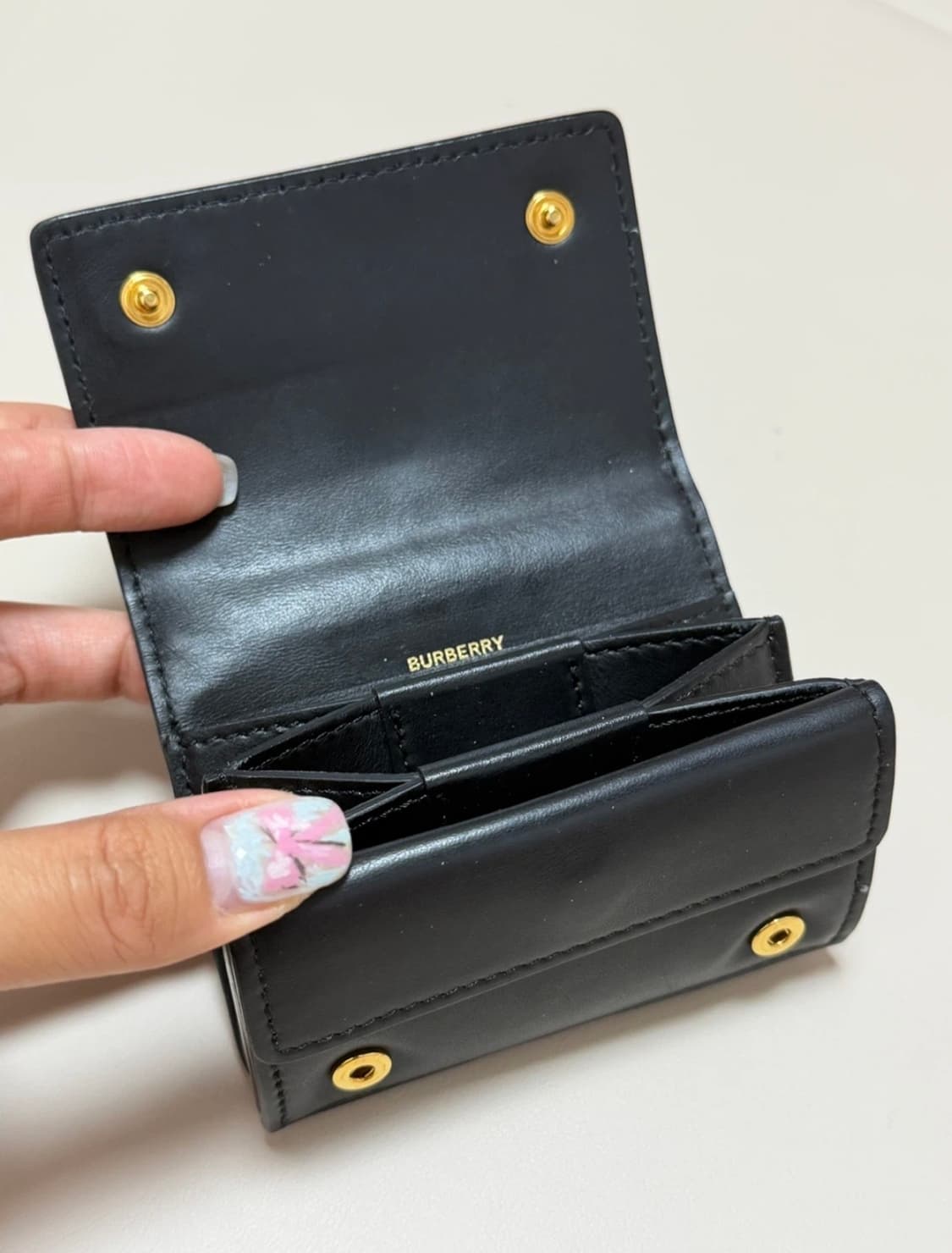 버버리 모노그램 가죽 카드지갑 블랙 상품이미지3