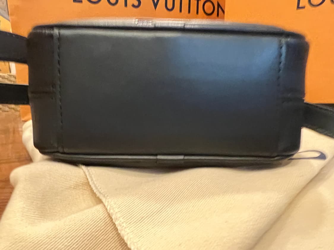 루이비통 슈프림 에피 다뉴브PM 크로스백 블랙 상품이미지7