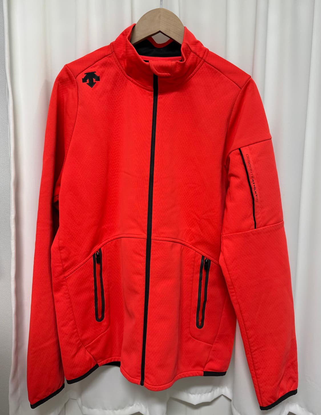 데상트 애슬레틱 트랙 자켓 상품이미지2