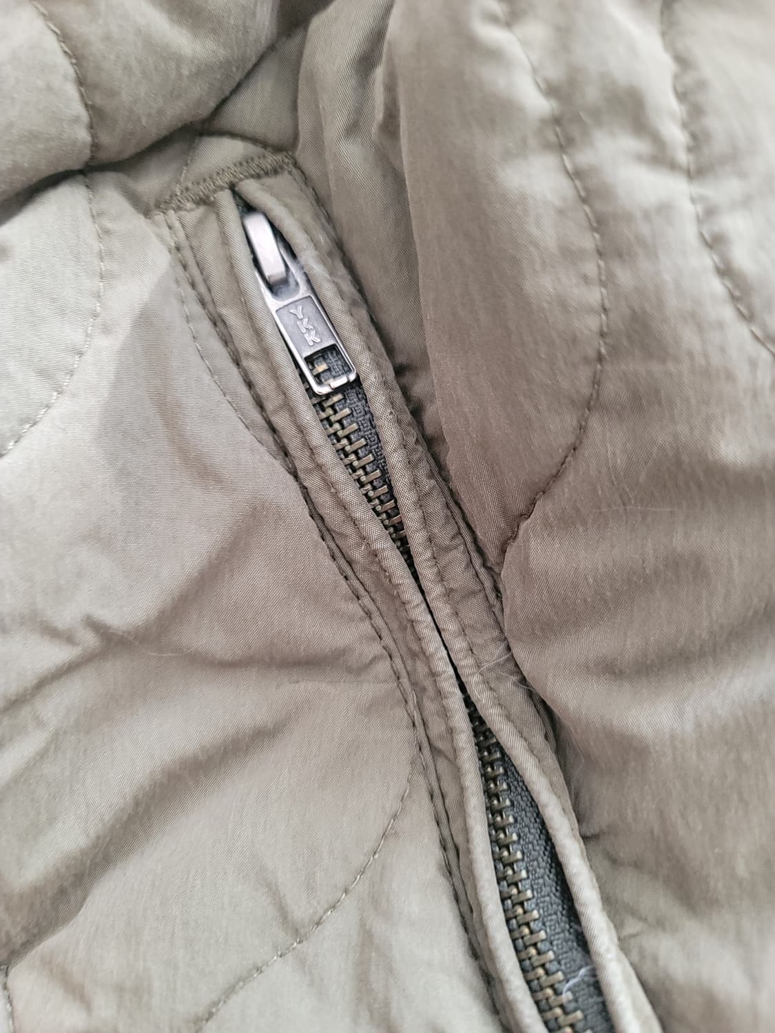 리바이스 퀄팅 카키 자켓 중간두께 S95정사이즈 상태굿

 상품이미지3