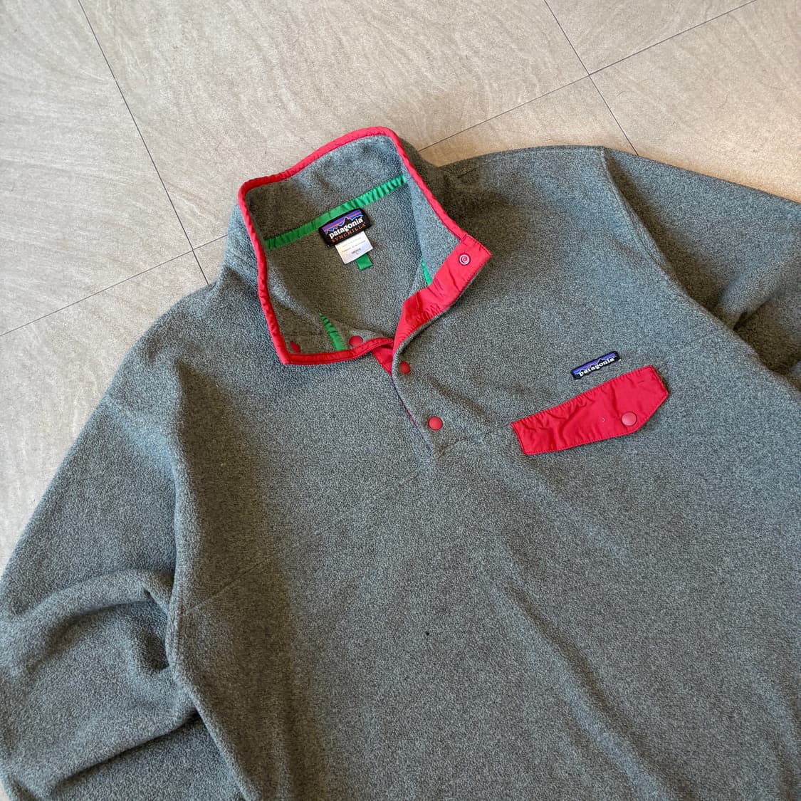 파타고니아 정품 신칠라 그레이 스냅티  상품이미지2