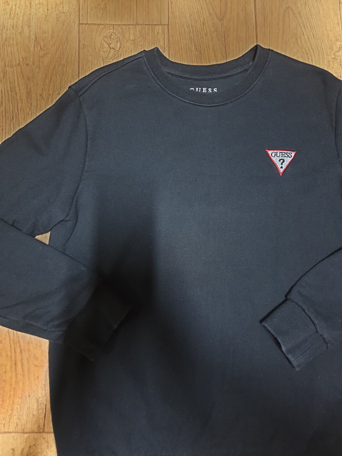 1037 게스 라운드 긴팔티 95 사이즈입니다 상품이미지4