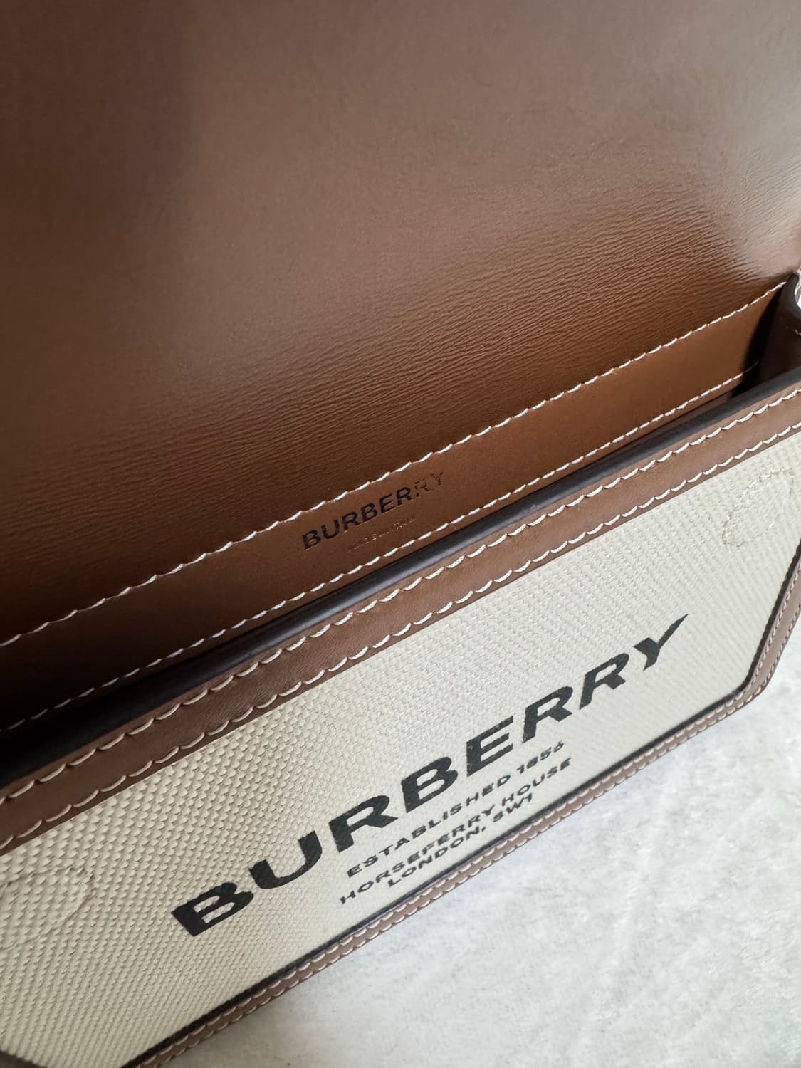 버버리 미니 포켓 호스페리 타이틀 백 상품이미지8