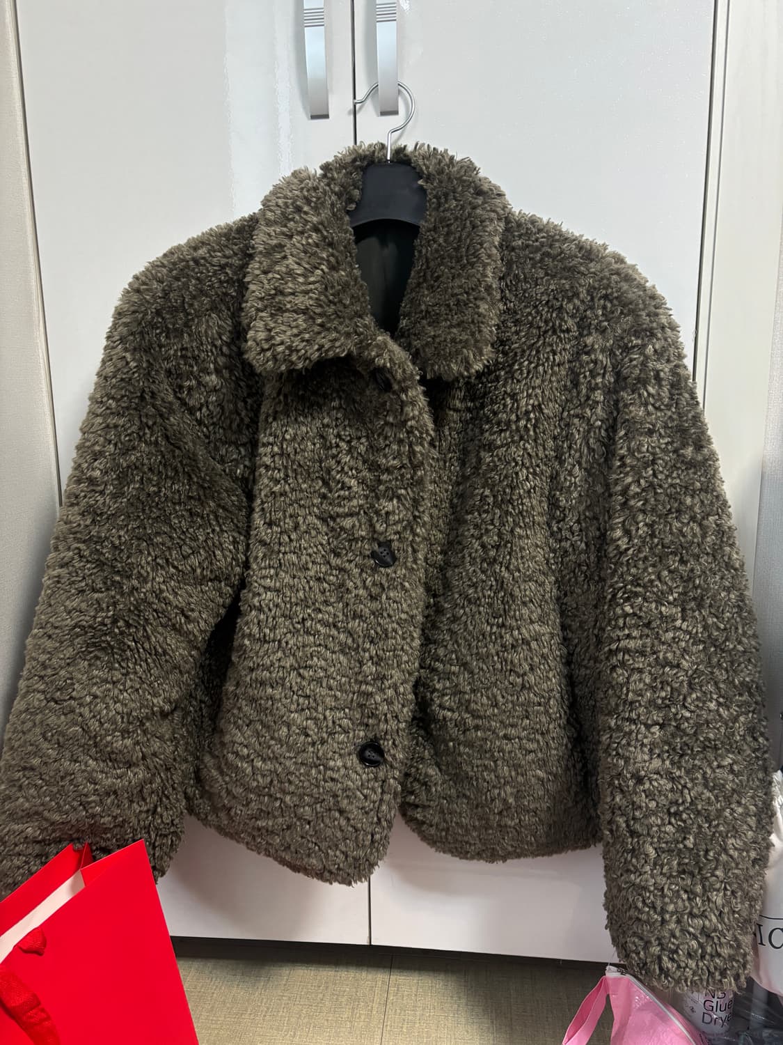 밀로우먼 버튼 리버시블 퍼 자켓 차콜 상품이미지1