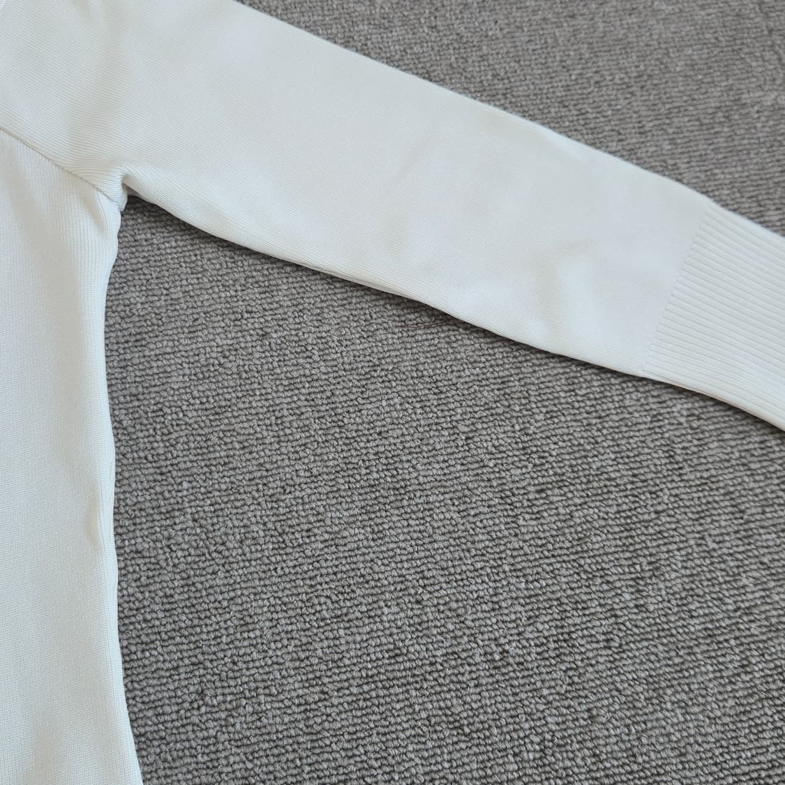 보쉬 페미닌 무드 쇄골 라인 화이트 니트 상품이미지4