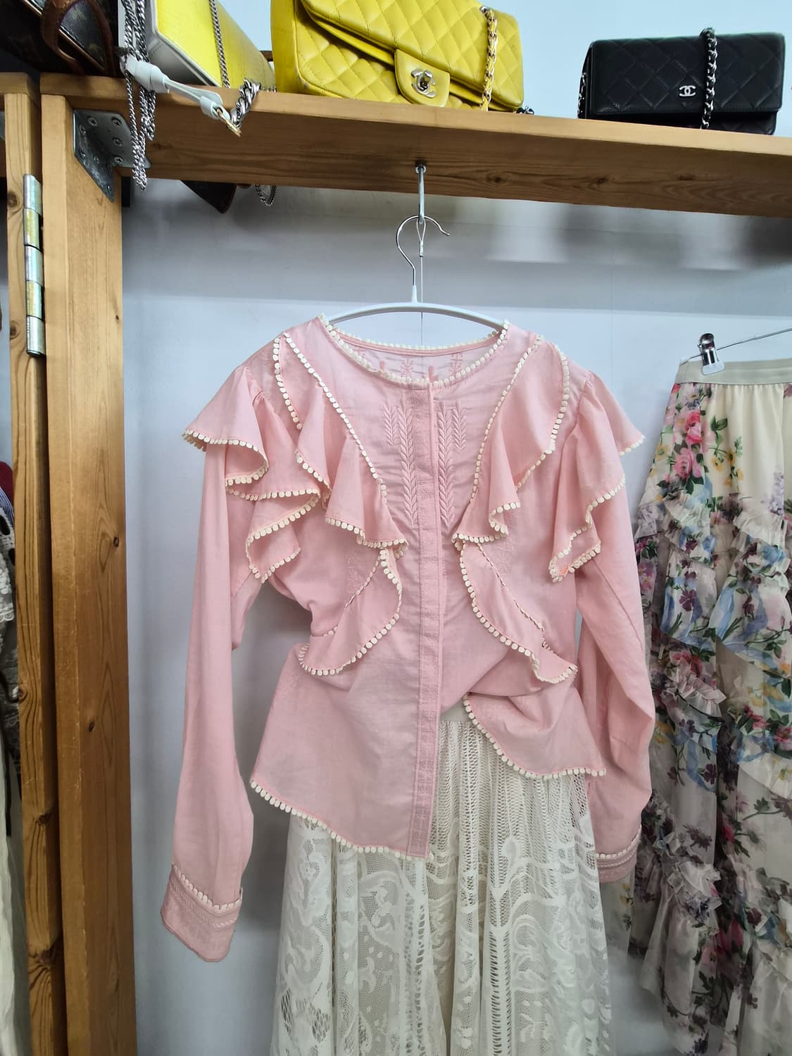 릴리브라운 프릴자수 블라우스 상품이미지2