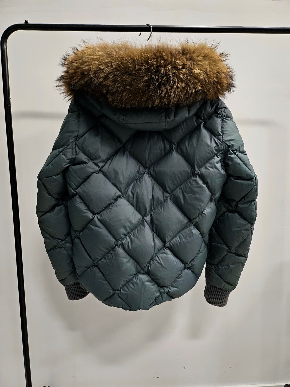 몽클레어 해리슨 패딩
사이즈 4 / 사용감 적음 상품이미지2