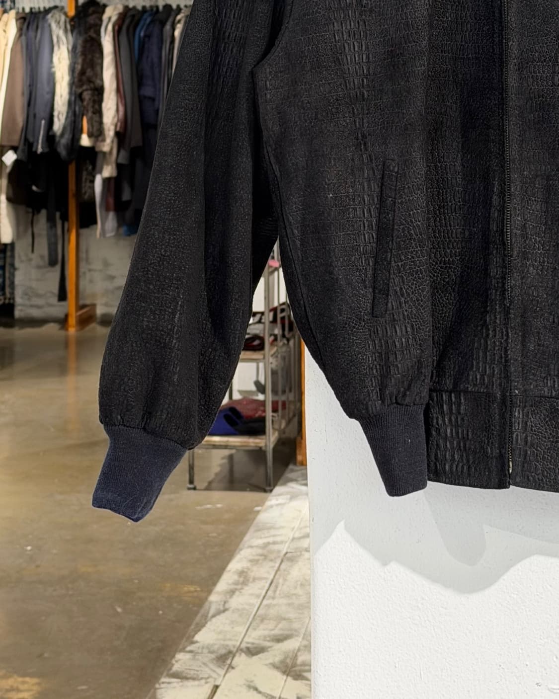 위노하스터 블랙 엘리게이터 텍스쳐 블루종 자켓 상품이미지5