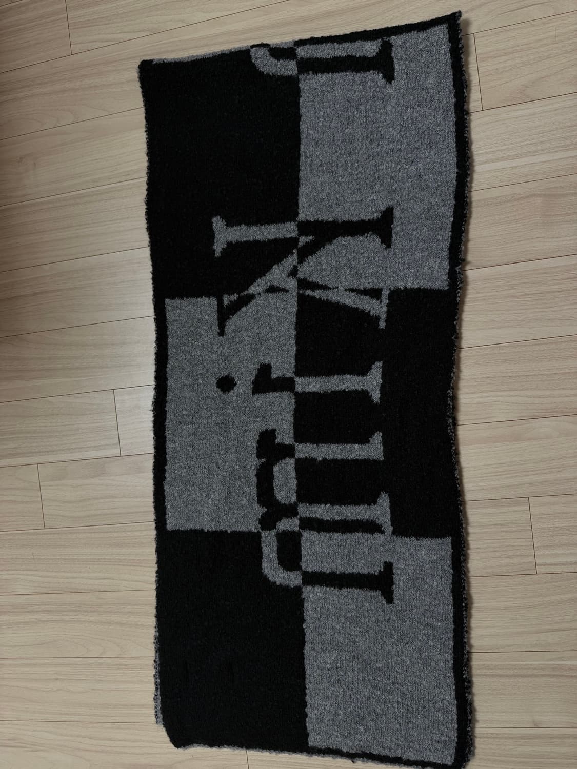 마뗑킴 로고 체크보드 머플러 인 그레이 상품이미지4