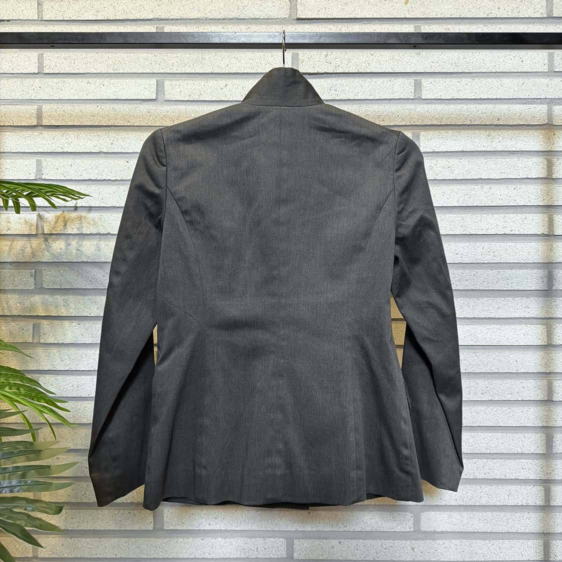 오조크 스탠카라 미니멀 자켓 커브드 절개 디테일 슬림핏 차콜 상품이미지3