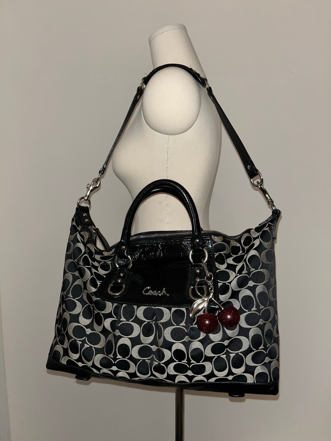 Coach Cookie and Cream Shoulder Bag 상품이미지1