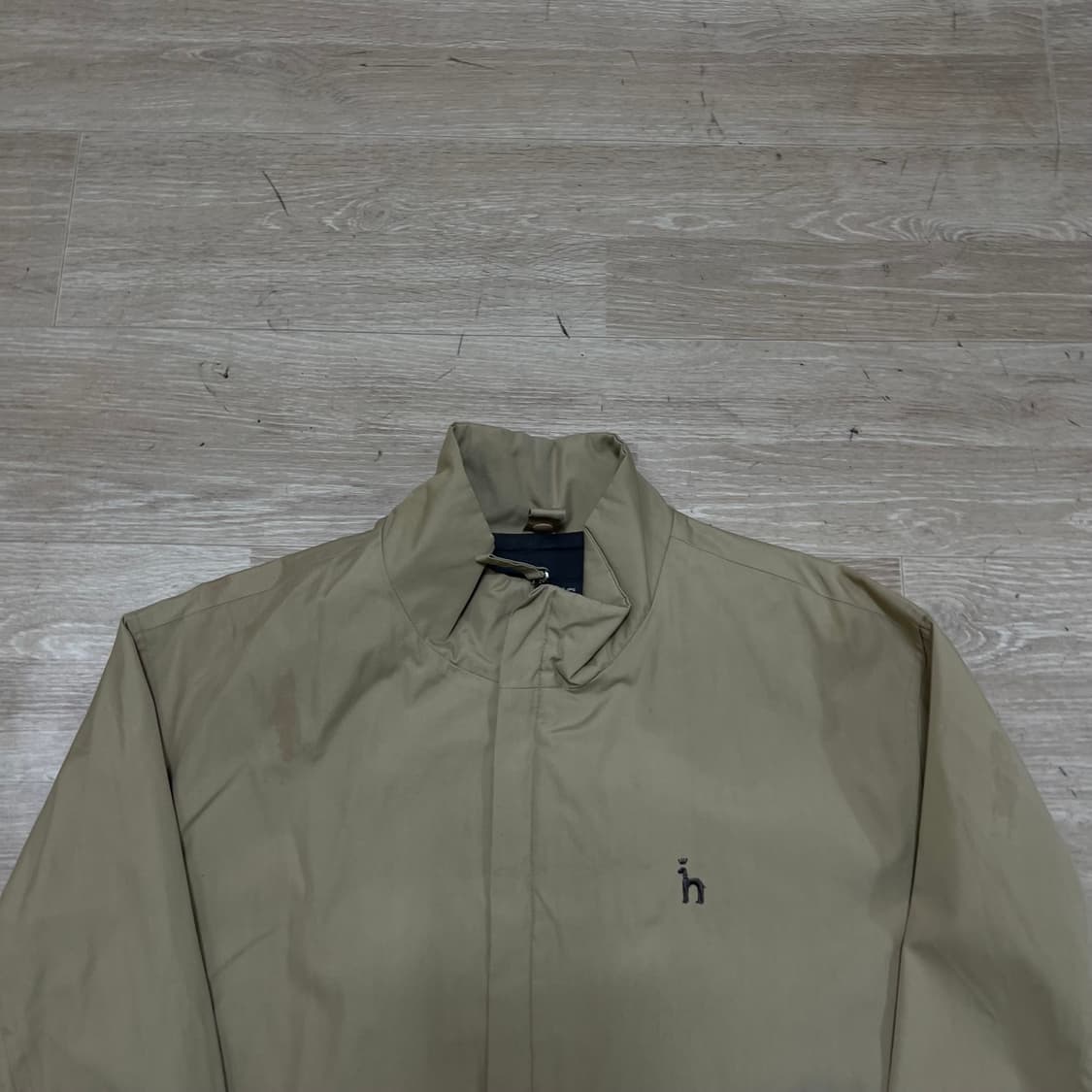 헤지스 자수로고 스탠드넥 바람막이 집업자켓 [베이지] M/95 상품이미지2