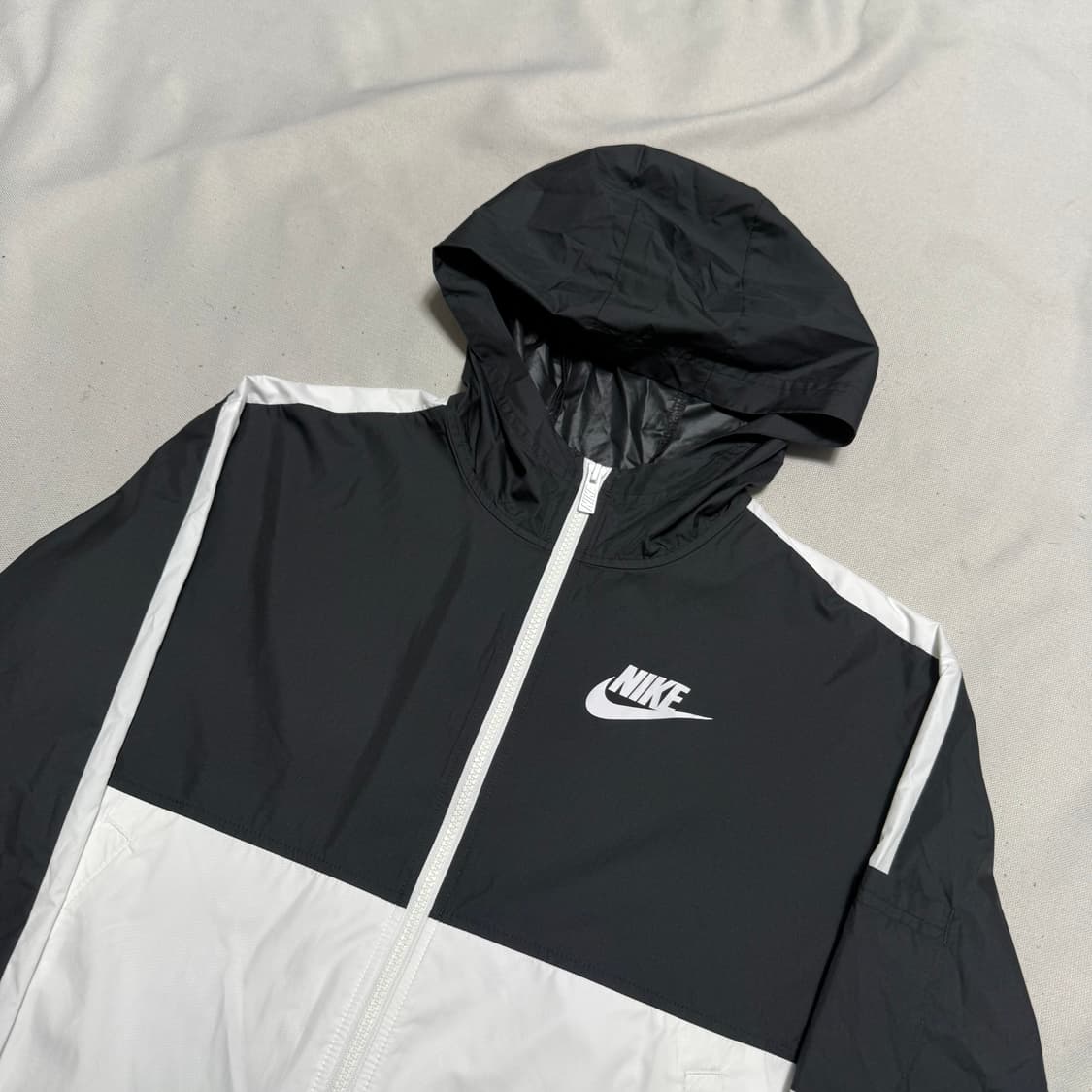 S 나이키 화이트 블랙 배색 크롭 바람막이 상품이미지1