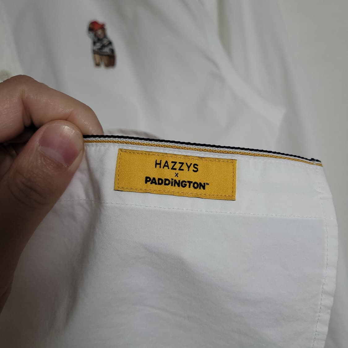 (105) HAZZYS 헤지스x패딩턴 베어 콜라보 화이트 셔츠 남방 상품이미지4