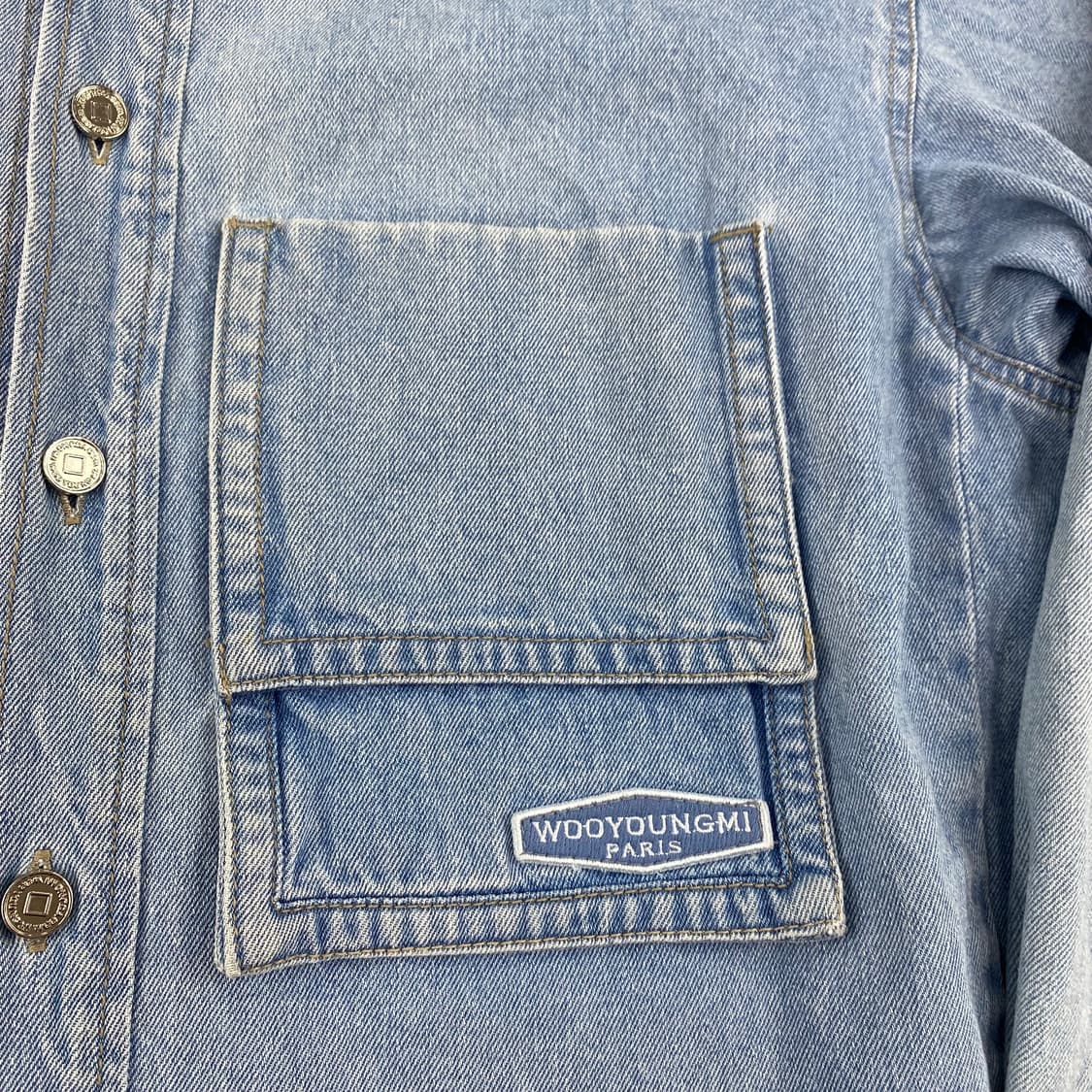 우영미 23s/s 스펠아웃 백로고 데님 셔츠 (110) 상품이미지4