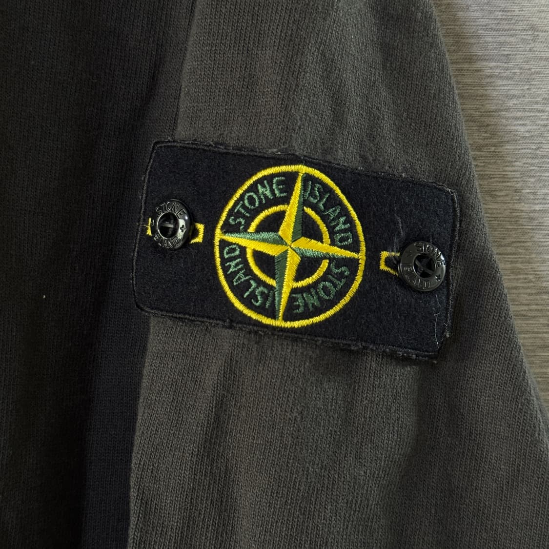 [L] 스톤아일랜드 와펜 패치 맨투맨 차콜 상품이미지3