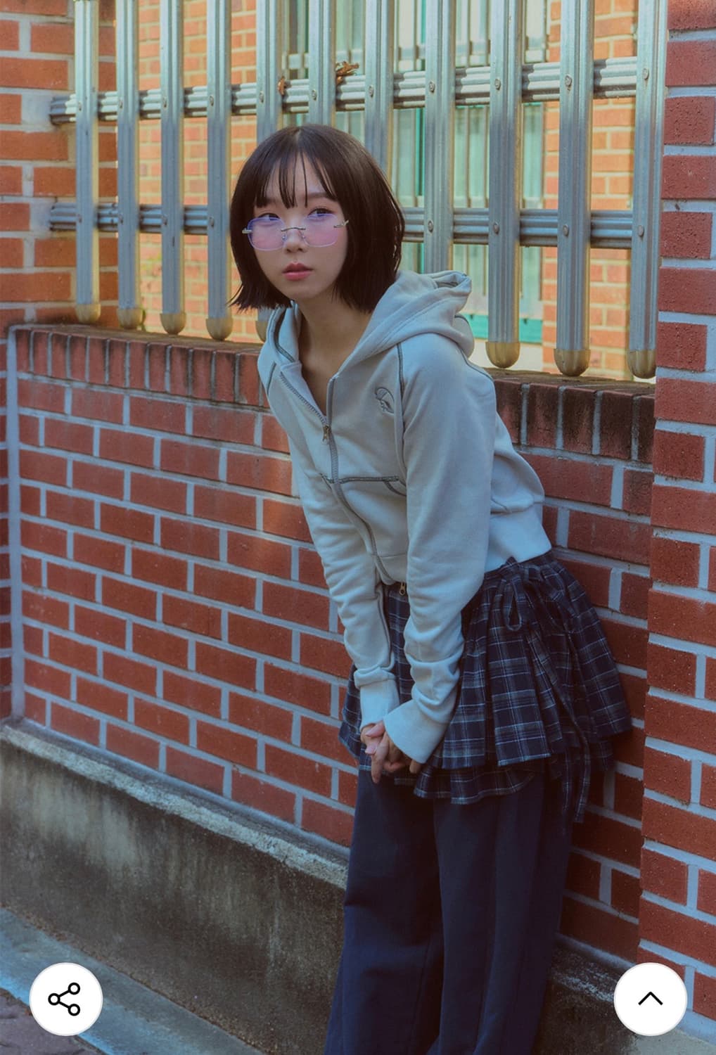 썸플레이스 라라진 프릴 체크 레이어드 코튼 랩 숏 플리츠 스커트 네이비 상품이미지2