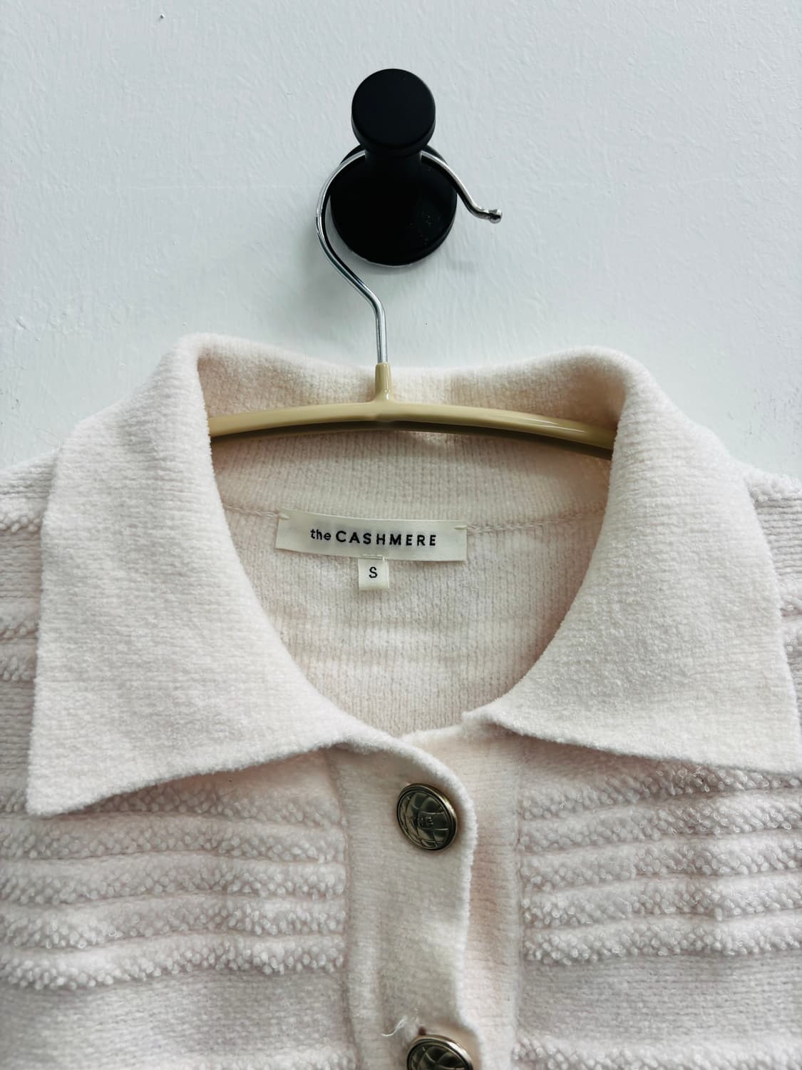 더 캐시미어 the CASHMERE 엠보 스트라이프 니트 칼라 셔츠 상품이미지1