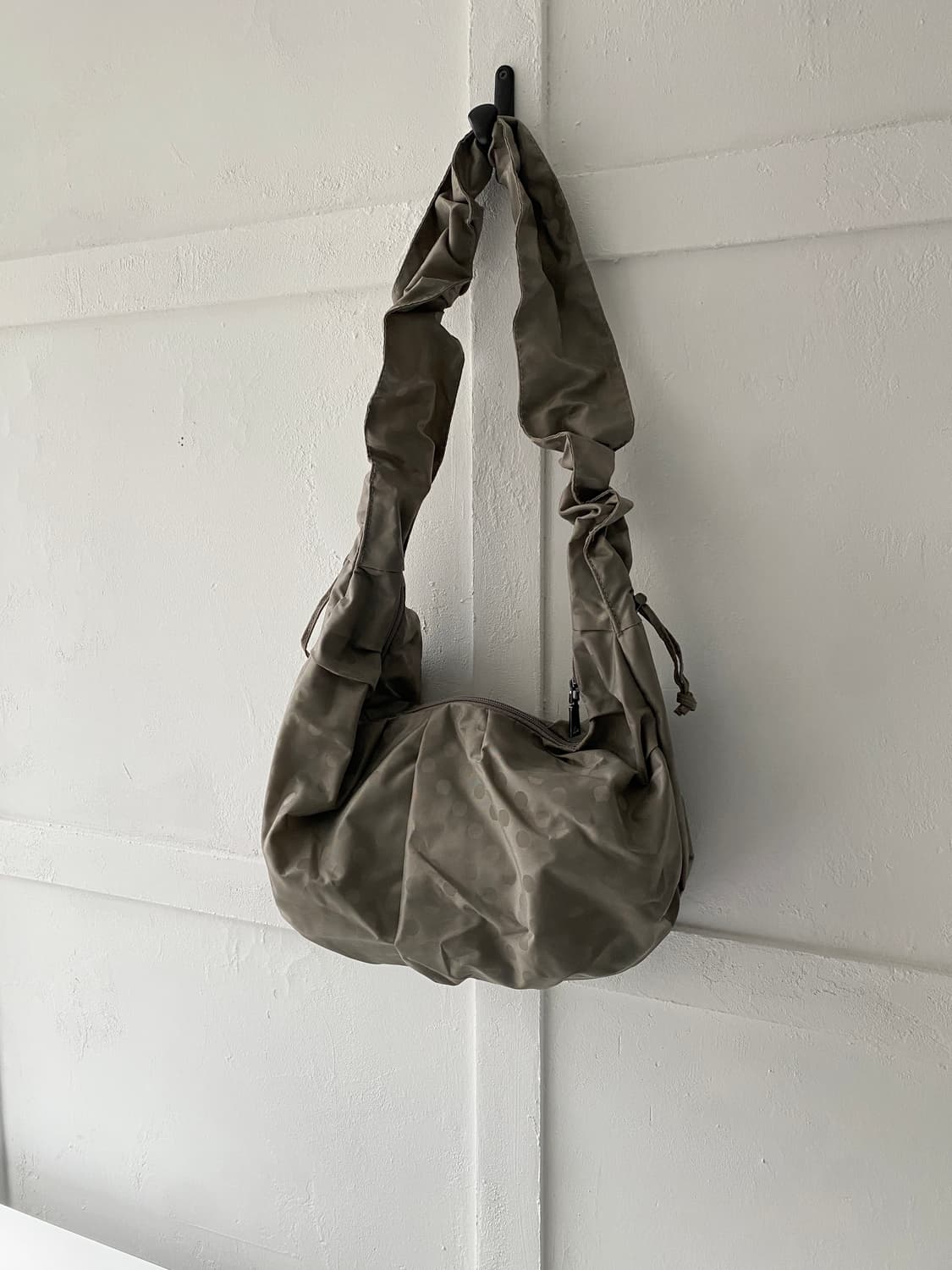 [Y’saccs] 도트 셔링 숄더백 상품이미지3