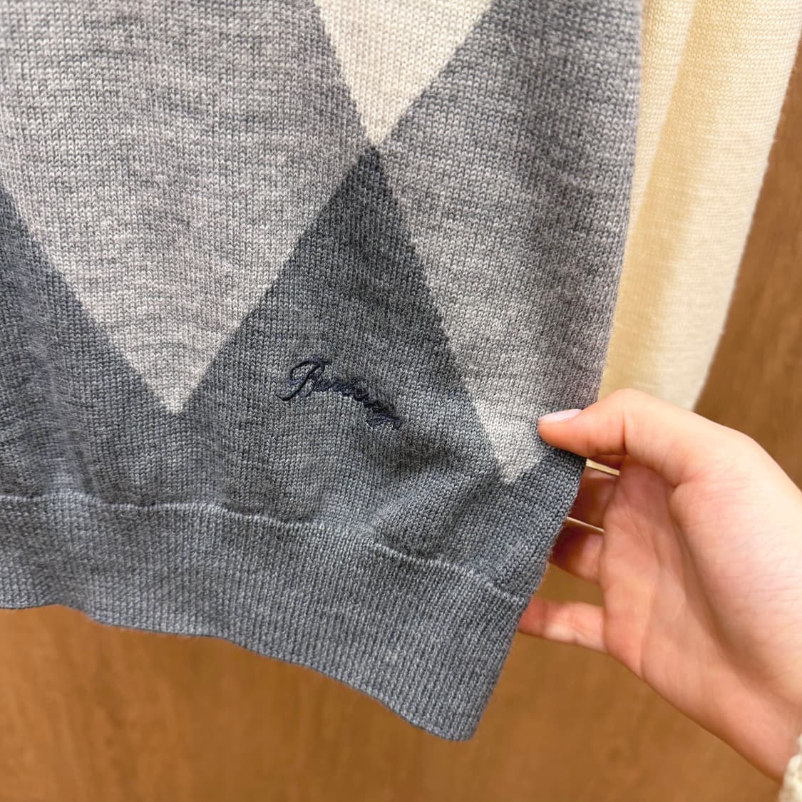 버버리 울 하프넥 니트 아가일 패턴 로고 자수 디테일 베이지 그레이 상품이미지6