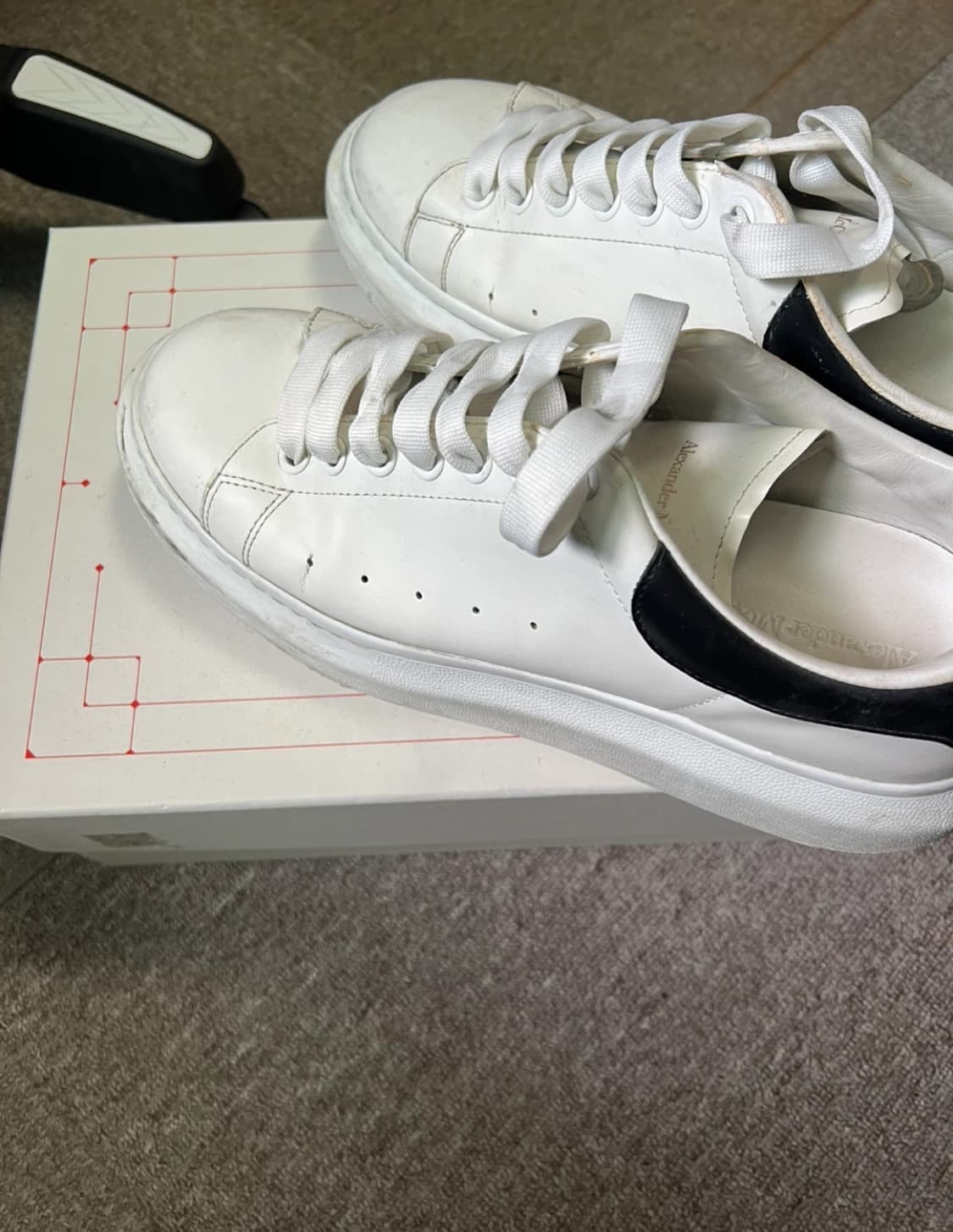 [43] 알렉산더맥퀸 오버솔 스니커즈 화이트 블랙 상품이미지3